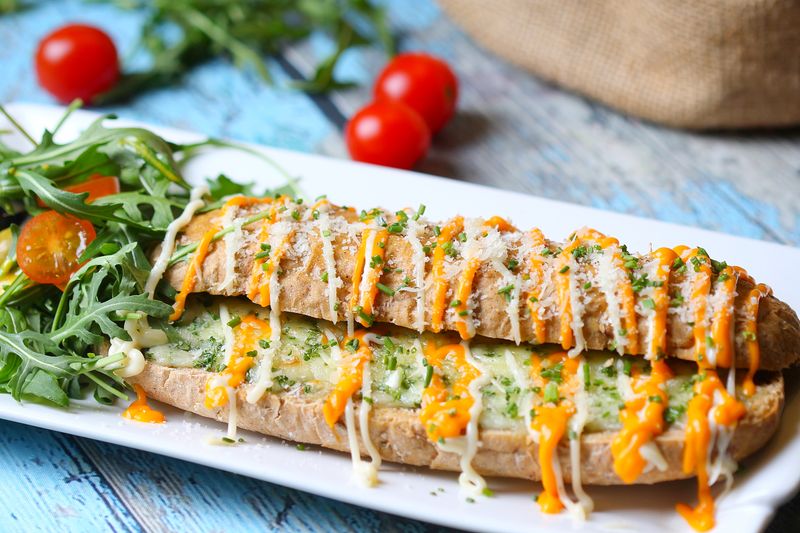 Garlic cheese bread with marinara dipping sauce